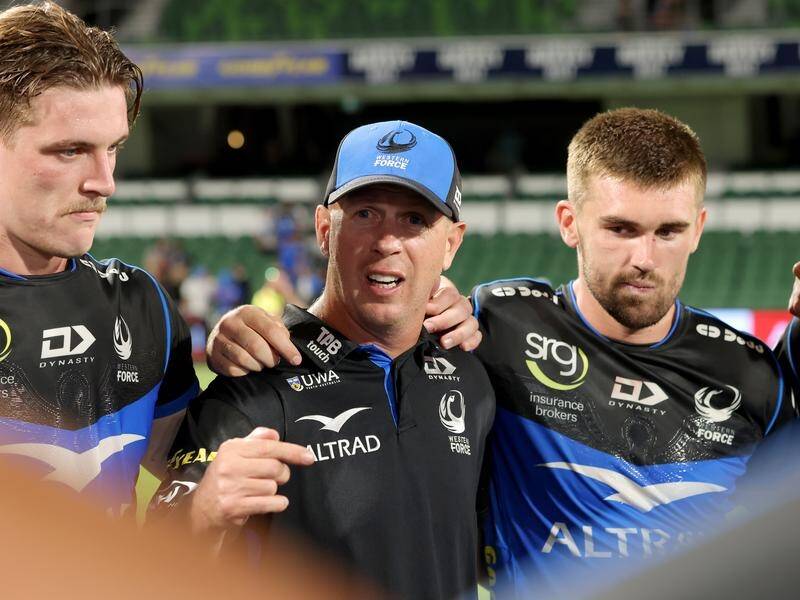 Western Force can upset the odds in this season's Super Rugby Pacific, coach Simon Cron (c) says. (Richard Wainwright/AAP PHOTOS)